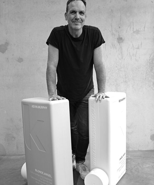 Yves Een echte creatieve geest in hart en nieren! Short hair? Dan moet je bij hem zijn. Hij laat zich inspireren door engelse kniptechnieken en de look van de 80’s. Nadat hij in 2001 de salon van Mevrouw en Meneer Galje heeft over genomen, wist hij een nieuwe draai te geven aan zijn moderne salon. Daarnaast heeft hij een passie voor fotografie, en heeft hij de Fotoacademie als documentaire fotograaf afgerond.