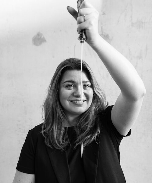 MiraHaar interesse ligt het meest bij het kleuren van haar. Met kleine accententen en veranderingen kan zij een prachtig eindresultaat maken. Haar stage heeft zij bij Galje gelopen en daarna heb ik daar nog een aantal jaar gewerkt. Na 7 jaar gewerkt te hebben voor andere salons is zij nu toch weer terug en dat voelt echt als thuis komen. Kapper zijn is niet alleen haar passie. Als zij daar niet mee bezig is kookt zij de sterren van de hemel.