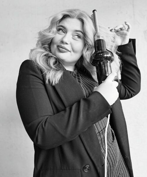 SamEnthousiast? Dat is Sam altijd over haar vak. Sam is verliefd op extensions en dat is ook wat zij het liefst doet in de salon. Waarom? Het is de mooiste manier om volume en lengte te creeren. Als Sam niet in de Salon is, is zij te vinden bij de paarden. Dat is ontspanning voor haar. Zien we je snel in haar stoel?