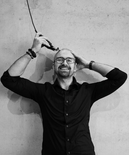 DraganAls je Dragan kent, weet je dat hij een creatieve geest is. Als het aan hem ligt doet hij de hele dag metamorfoses. Hij is betrokken en maakt altijd een plan naar jouw wensen. Ook voor krullen knippen of de snelste heren-looks draait hij zijn hand niet om. Wist jij dat Dragan de enige is van het team die geen koffie drinkt?