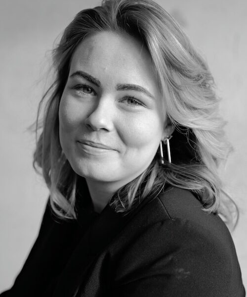 Melissa Als je iemand hoort lachen dan zal het wel Melissa zijn. Zij is een echt gezelligheidsdier met een passie voor haar vak. Zij wordt blij van kleur, koffie en heren.. knippen natuurlijk?. Ze heeft haar certificaten voor Session Salon & Color me higher behaalt, en is daarmee echte Kevin Murphy specialist.