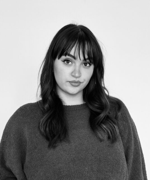 Averyeen gepassioneerde en creatieve haarstylist met een scherp oog voor kleur en stijl. Avery is opgeleid aan de prestigieuze Paul Mitchell School in Idaho USA. Of je nu komt voor een perfecte coupe, prachtige highlights of een specialistische Brazilian blowout: bij Avery ben je in vakkundige handen